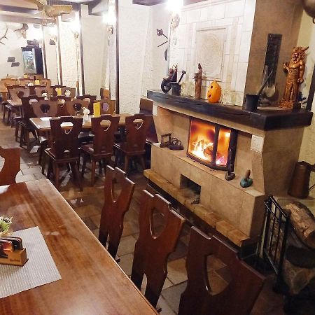 Restaurant A Penzion Pod Draci Skalou Karlštejn Dış mekan fotoğraf