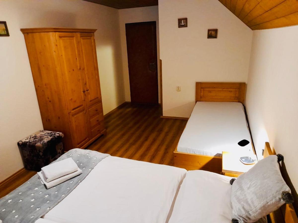 Restaurant A Penzion Pod Draci Skalou Karlštejn Dış mekan fotoğraf