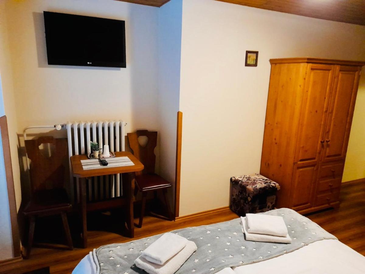 Restaurant A Penzion Pod Draci Skalou Karlštejn Dış mekan fotoğraf