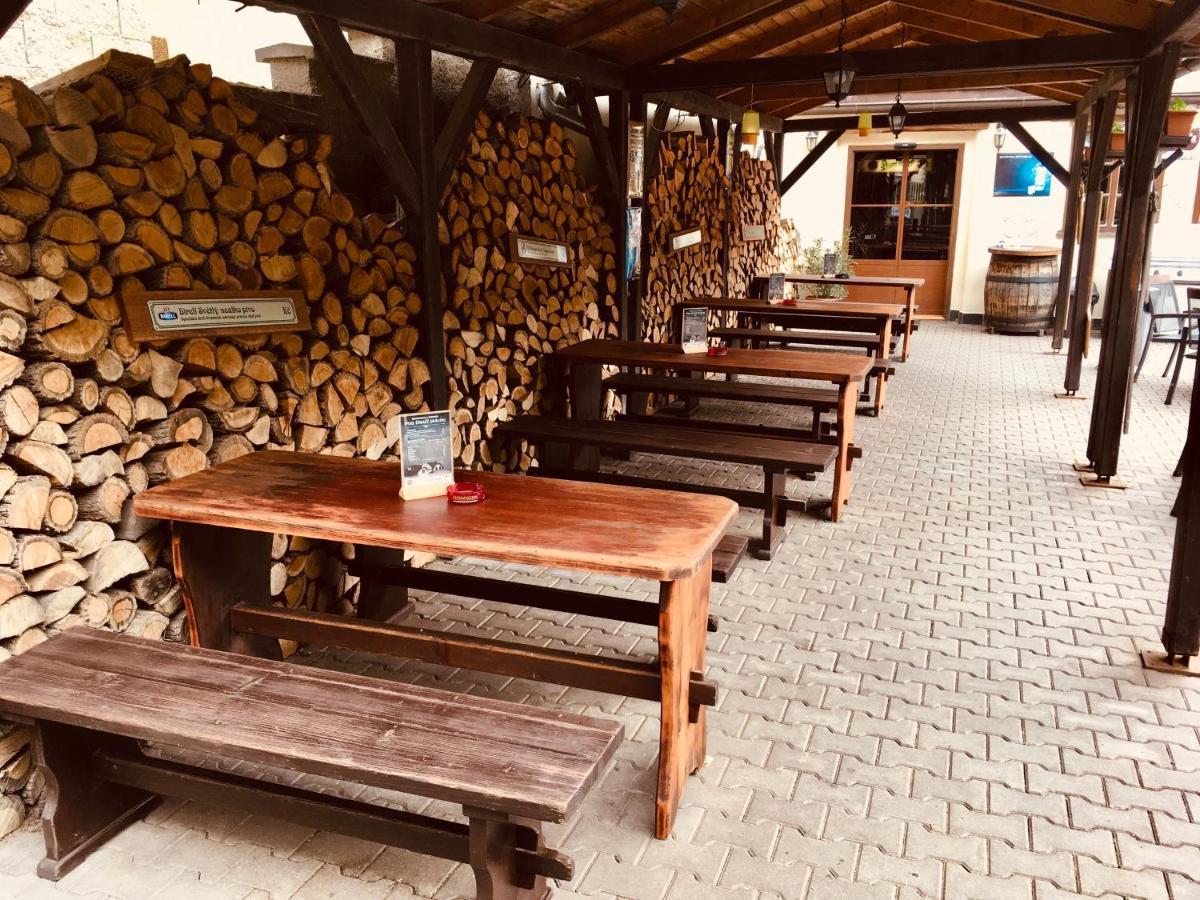 Restaurant A Penzion Pod Draci Skalou Karlštejn Dış mekan fotoğraf