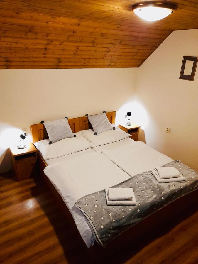 Restaurant A Penzion Pod Draci Skalou Karlštejn Dış mekan fotoğraf