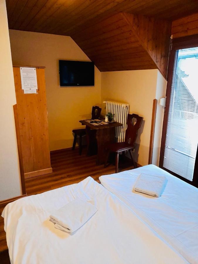 Restaurant A Penzion Pod Draci Skalou Karlštejn Dış mekan fotoğraf