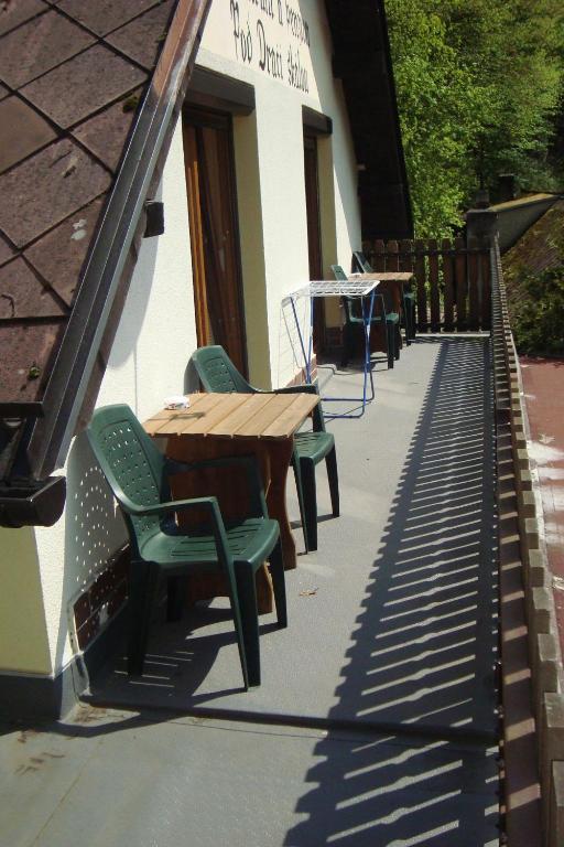Restaurant A Penzion Pod Draci Skalou Karlštejn Oda fotoğraf